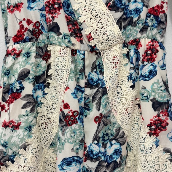 Love Culture Floral and Lace Romper NWT size Medium - Picture 11 of 11